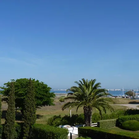 Dans Front De Avec Piscine Port Camargue *