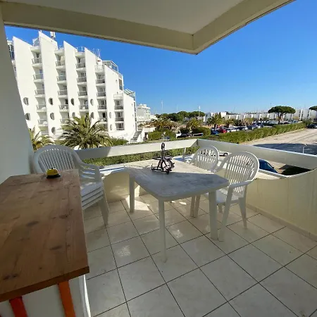Dans Front De Avec Piscine Port Camargue *